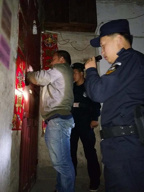 乌鲁木齐粗心妈妈误将幼女锁家中 